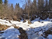 39 Neve e ghiaccio sul sentiero in ombra